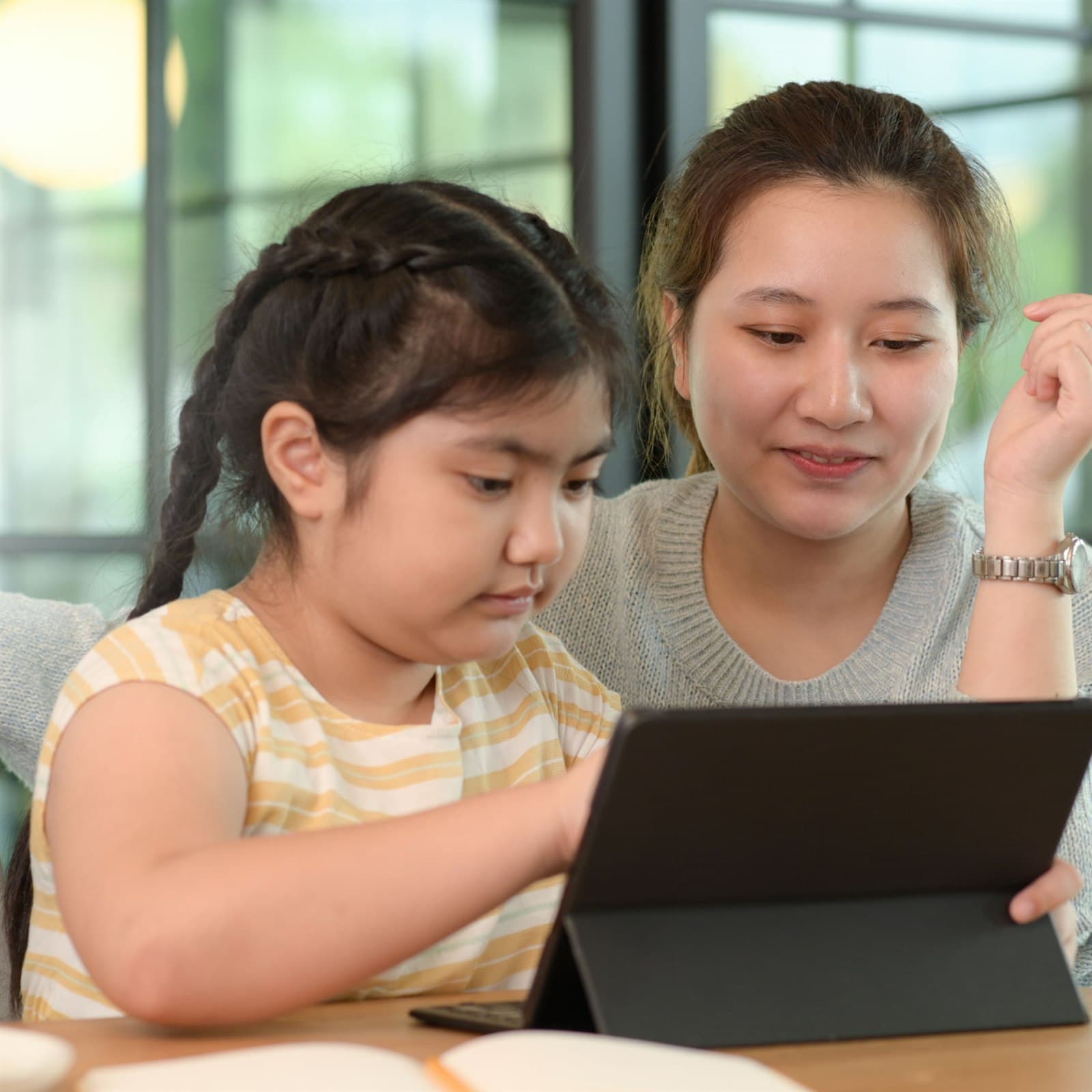 Anak belajar online dengan laptop